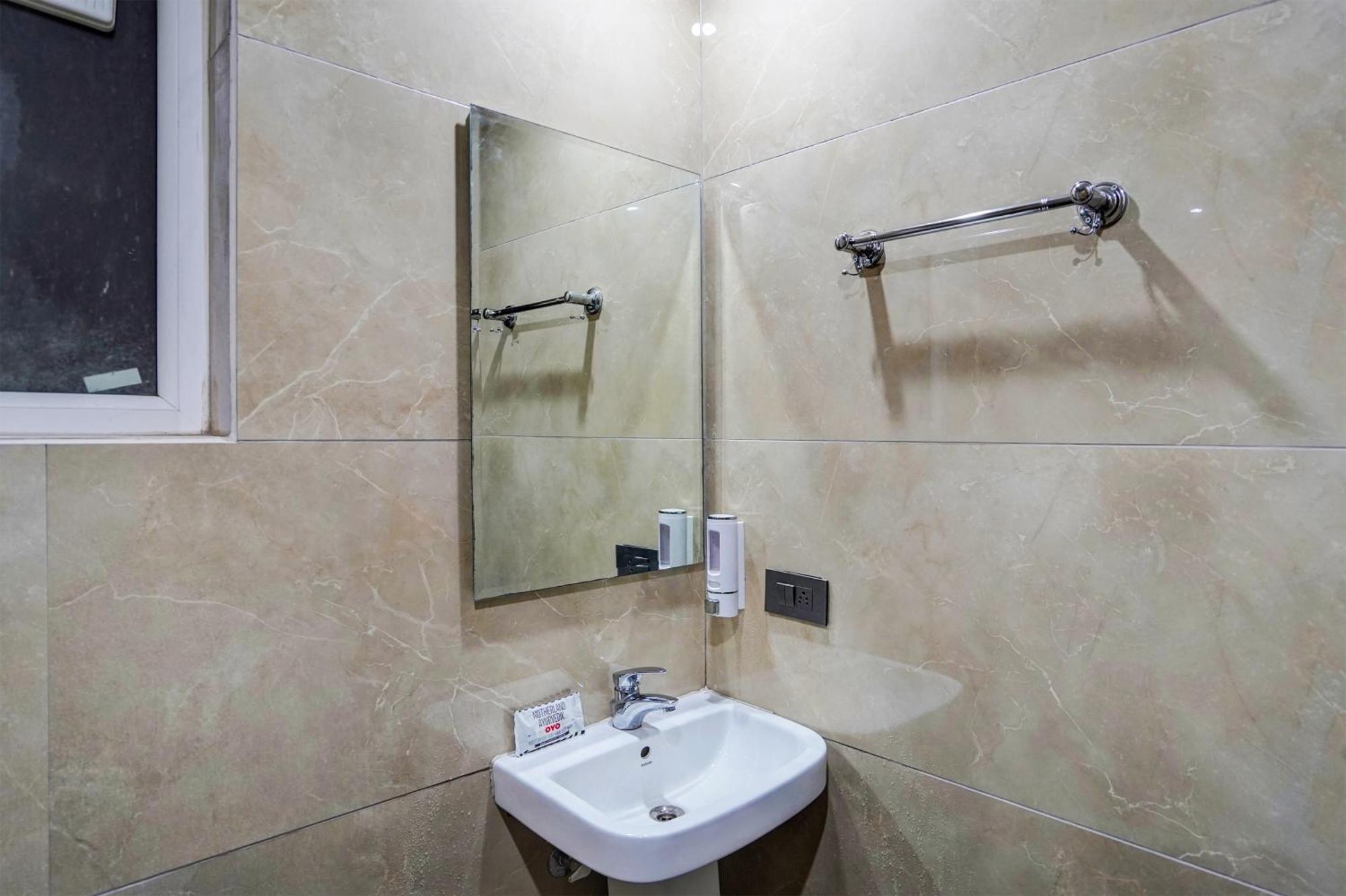 Hotel O Parkinn Гургаон Экстерьер фото